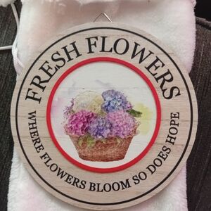 Floral Wall Decor with Fresh Flowers Design